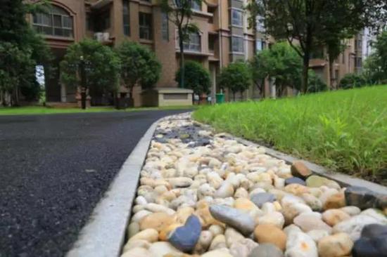 小区内的道路排水沟也融入了海绵城市建设理念,正是这些城市单元成为吸纳雨水的一部分,大大降低了雨水对下水管网的压力。本报记者 焦阳 摄