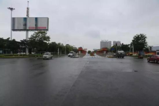 在常德大道与龙港路交汇处,往来车辆通行无阻。 本报记者 焦阳 摄