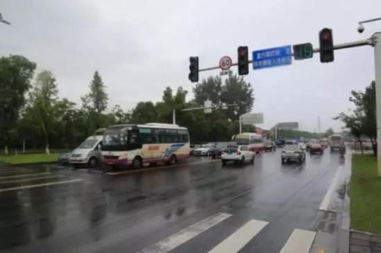五岔路口车辆通行正常。本报记者 焦阳 摄
