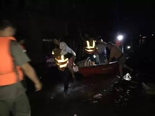 昨晚,白石港下河街沿线紧急转移中 李卉 供图
