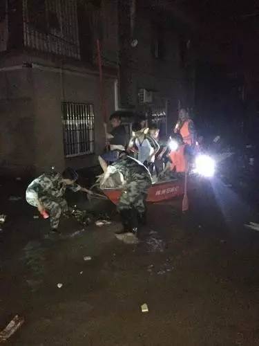 昨晚,白石港下河街沿线紧急转移中 李卉 供图