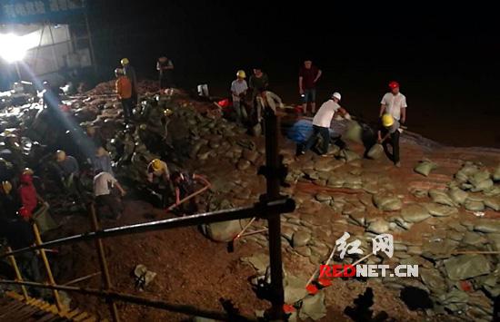 含浦抗洪救灾点，抢险人员在忙碌。