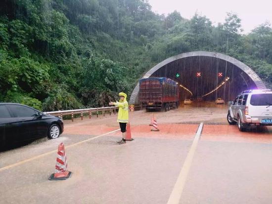 雨中值守，这一站就是几小时