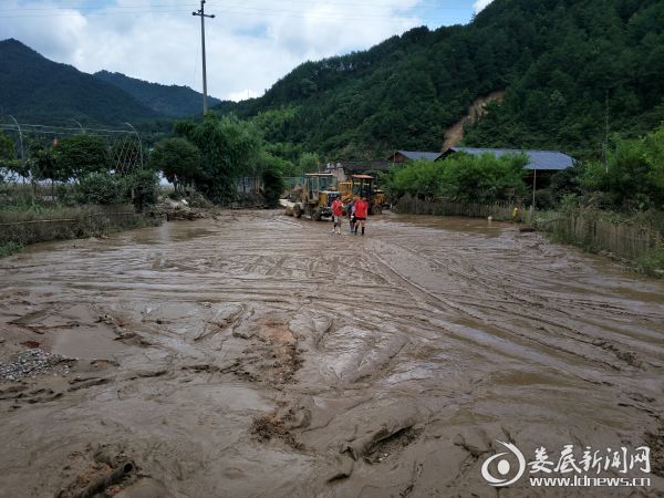 （灾后重建，志愿者们义务加入）