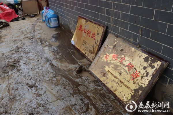 (贺桃雄的农庄和食品厂曾为村民提供了近百个就业机会,如今被山洪毁于一旦)