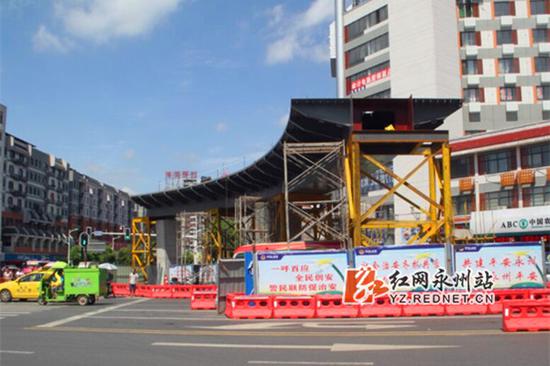 7月7日，人行天桥已经完成第1、2段钢箱梁的吊装架设。