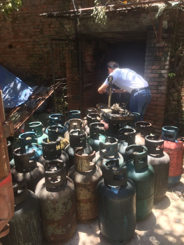 市燃气办工作人员从防空洞内搬出大量液化气罐（记者刘玺 摄）