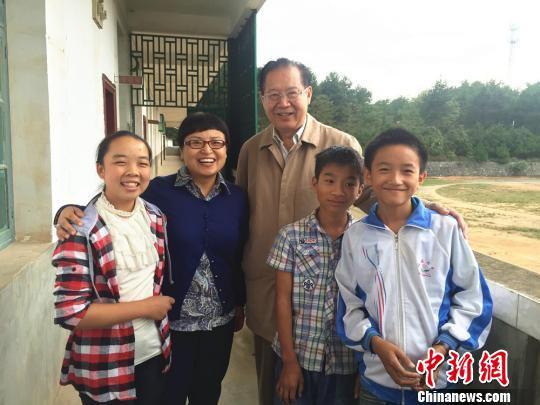 黄厚斌教授、于海燕女士与听课学生合影。 受访者供图摄