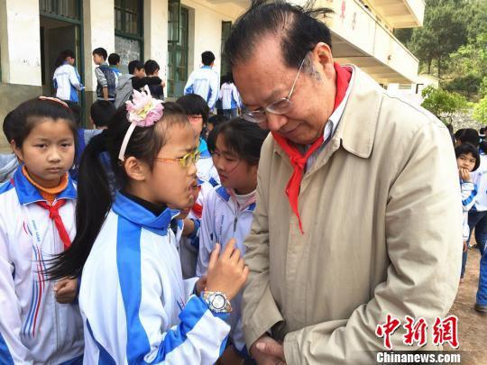 黄厚斌教授在汝城县七中与学生交流。 受访者供图摄