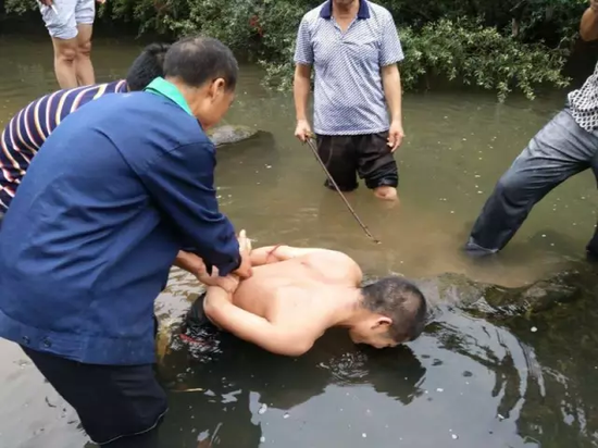 7月8日早上,犯罪嫌疑人姚常凤被抓现场。受访者供图