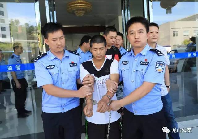 龙山公安7月11日讯 2017年7月8日，公安部B级逃犯姚常凤在沅陵七甲坪镇被当地群众抓获。7月10日，其被押解回龙山。