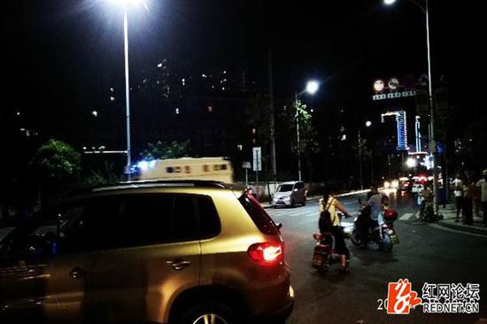 120过来将病人接走,救人的女医生默默地离开了。网友供图。