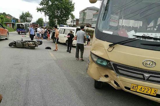 图为接到报警，衡山交警大队事故处理中队值班民警快速赶到现场处置。