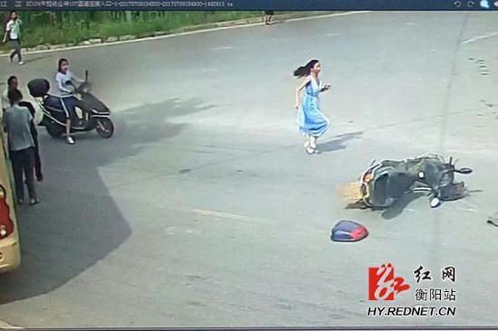 图为一位年轻的女子毫不犹豫快速向着受伤的小男孩奔跑过去。