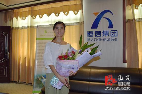“长裙姐姐”王青平的救人事迹也传遍了自家企业,员工们献上鲜花。