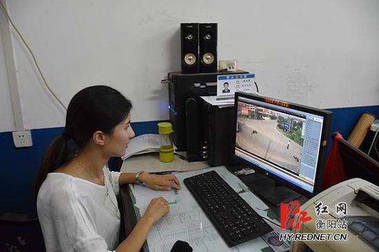 “长裙姐姐”王青平来到衡山交警大队看到自己当日及时救人的监控视频。