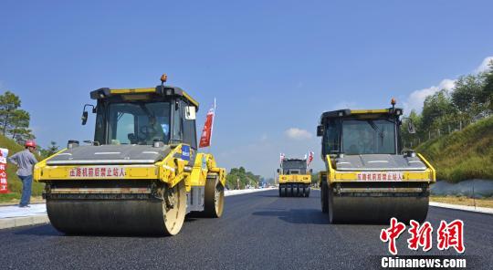 图为贵港至合浦高速公路沥青路面施工现场。 罗朝宇 摄 图为贵港至合浦高速公路沥青路面施工现场。 罗朝宇 摄