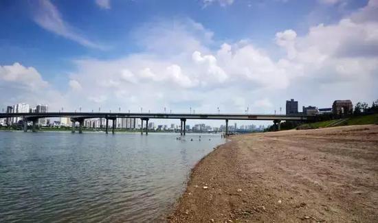 株洲几座湘江大桥的修建,让老渡口成为历史(网友“难得糊涂” 摄)