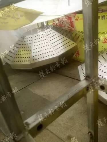 图为事发处已经被封锁,落地灯上无任何警戒标识