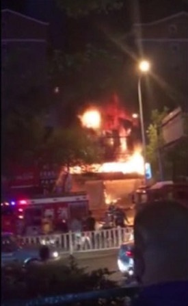 郴州国庆北路富民市场发生火灾,目前火势正得到控制,现场交通管制还在继续,请驾驶员绕道行驶。(广电郴州