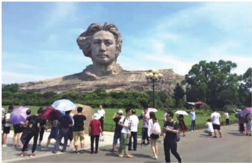 7月15日,长沙橘子洲景区重新开园,在毛泽东青年艺术雕塑广场,众多游客来这里游玩,并拿出相机拍照留念。
记者 陈月红 实习生 谷家茹 李红 摄