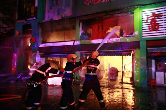 郴州富民轻纺市场火灾 146名消防官兵奋战一夜