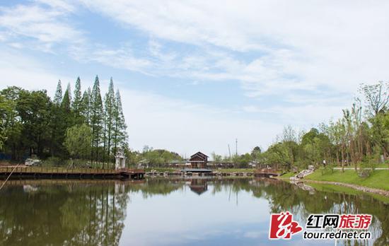 五柳湖。五柳湖综合商业街位于景区主入口,山水演艺起点。如果你是从景区主入口(南门)进入,最先看到的就是五柳湖板块。