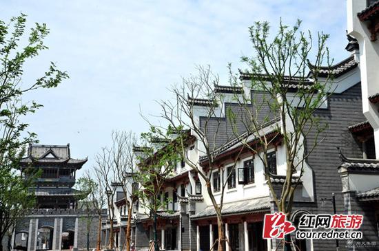 桃花源古镇坐落在沅水畔,投资额度达到整个桃花源景区的一半。这里有餐饮、小吃、旅游商品,还有传统客栈及特色旅游商品街,如果你有意,住在这里也未尝不可。