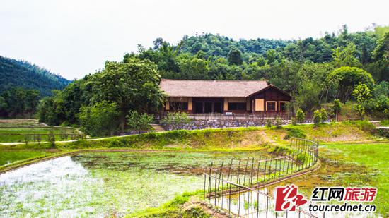 从秦溪往下,你就会到达秦谷景区。除了重现“阡陌交通,鸡犬相闻”的秦人世界,还有常德本土擂茶、钵子菜等特色餐饮及童年游戏市集。
