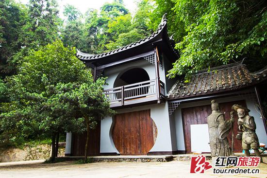 在秦谷景区,还有武陵人问路的雕像。