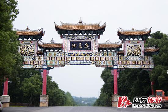 景区门口,迎接我们的仍然是写有“桃花源”三个大字的牌坊。