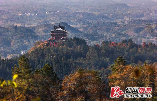 桃源山,自东晋始便是道教圣地,山中有潇湘一阁水府阁、江南一宫“桃川宫”、华夏一院“天宁碑院”三大建筑群落。图为远眺水府阁。