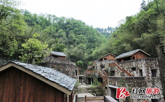 出了秦谷,便到了五柳湖板块。图上古色古香、石屋错落的秦街,实际上是一个可供休憩和饮茶的休闲聚集地,连接秦谷、五柳湖、桃花山三大区域。