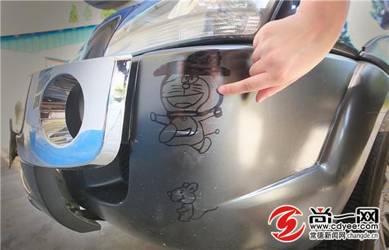 车辆被刮擦涂鸦的位置。 记者 李龙 摄