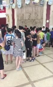 18日下午3点左右，恒大雅苑游泳馆，室内“人潮涌动”，室外排起长龙。（图/三湘都市报记者 张洋银）