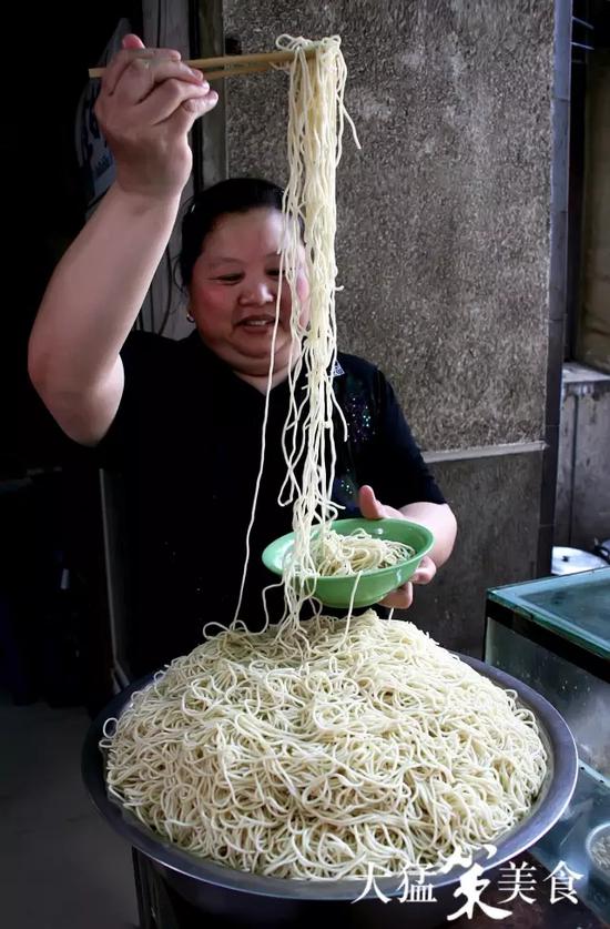 在长沙,碱面和米粉,现在不少店家主要的经营时间多半放在早上。而离原来的夜生活越来越远了。