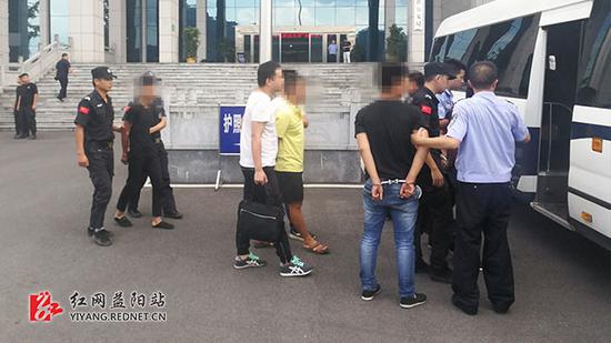 安化警方将犯罪嫌疑人依法移交常德桃源警方。
