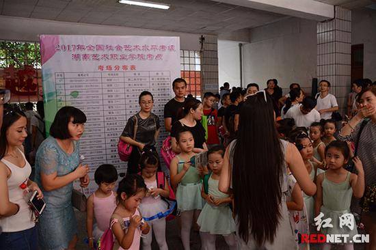 中国音乐学院、中国歌剧舞剧院考级委员会全国社会艺术水平考级在湖南艺术职业学院举行。