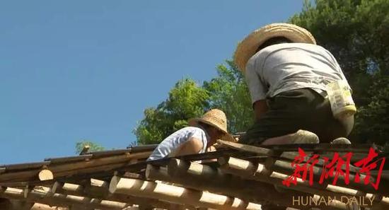 
	6月30日晚，镇村干部见雨势凶猛，怕发生山体滑坡，上门要求老人转移。老人在劝说下，住到了邻居家。
