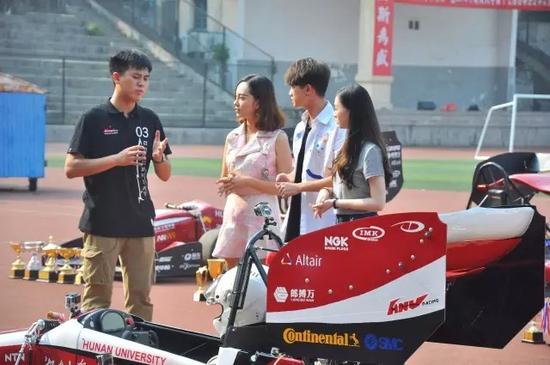 ▲节目走进湖大FSAE车队感受赛车文化