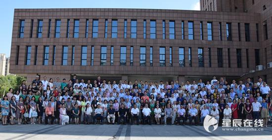 (长沙市作家协会合影。图片均由长沙市作家协会提供)