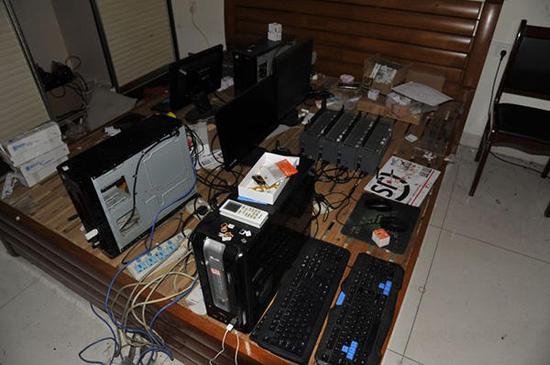 民警在现场查获的用于诈骗的电脑。