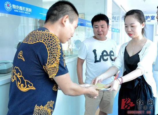 记者采访间隙，好心人来到医院送上善款。