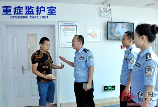  鼎城交警大队教导员黄政一行来到医院看望慰问姐妹俩。