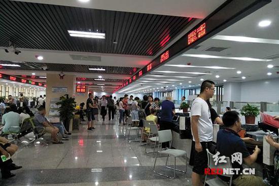 衡阳市不动产登记中心登记办理现场。