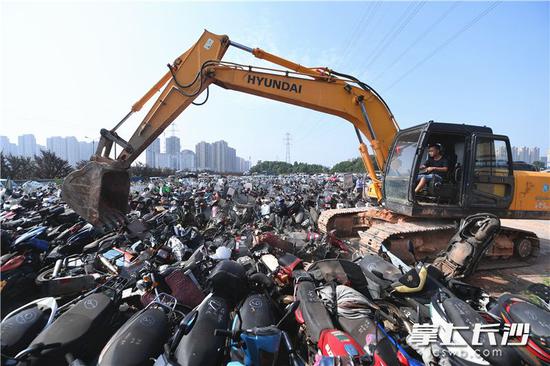长沙县交警依法销毁638台逾期未处理车辆