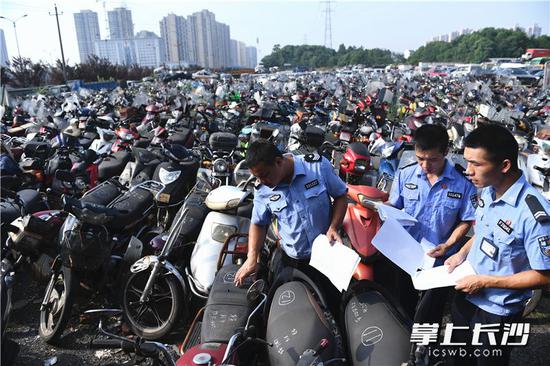 今日上午,长沙县公安局交警大队依法对638台违法扣留车辆进行销毁。