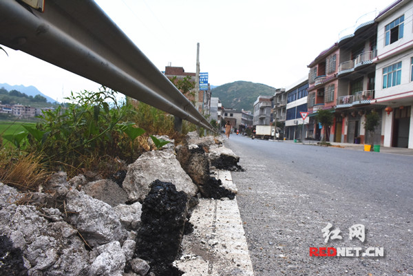 公路路肩被破坏。