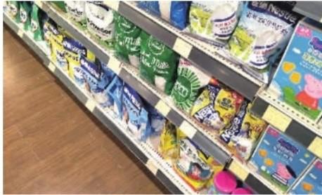 8月3日，在王府井百货负一楼超市内，有产自呼伦贝尔的雀巢全脂奶粉在售。（三湘都市报记者 朱蓉 摄）