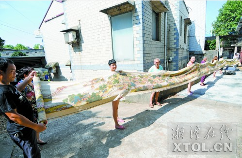 冯燕辉一针一线绣出22米长的《清明上河图》。(记者 陈旭东 摄)